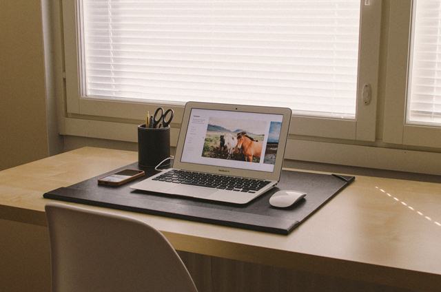 desk_macbookair